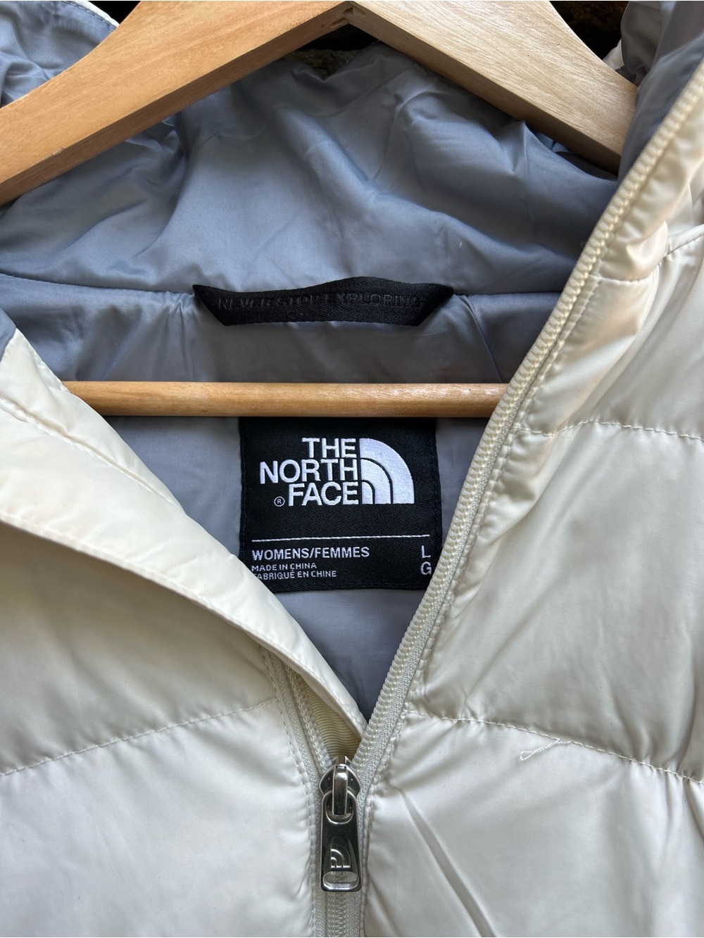 The North Face Women's White Puffer Jacket with Faux Fur Hood - Picture 4 of 4